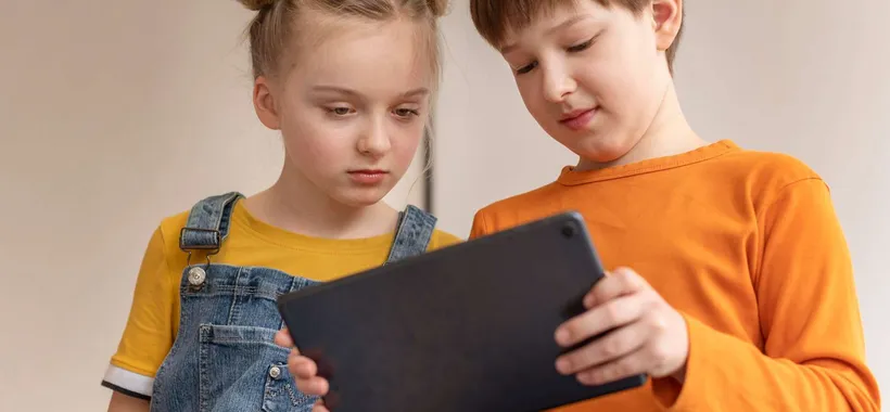 Poco sonno e troppe ore davanti a tablet e TV: i rischi per i bambini