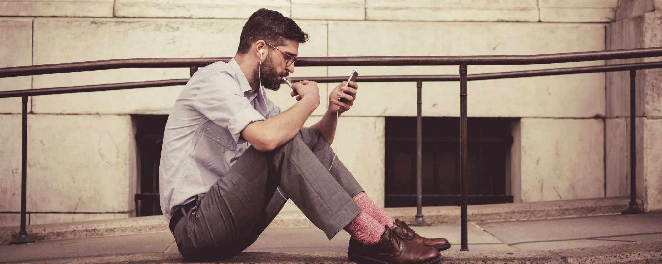 Smartphone troppo vicino agli occhi: la distanza corretta che molti ignorano
