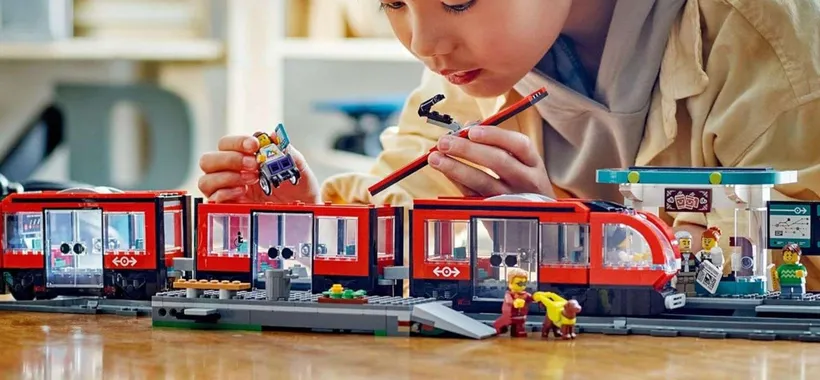 Idea regalo top: il Tram LEGO City con fermata e accessori oggi va in DOPPIO SCONTO