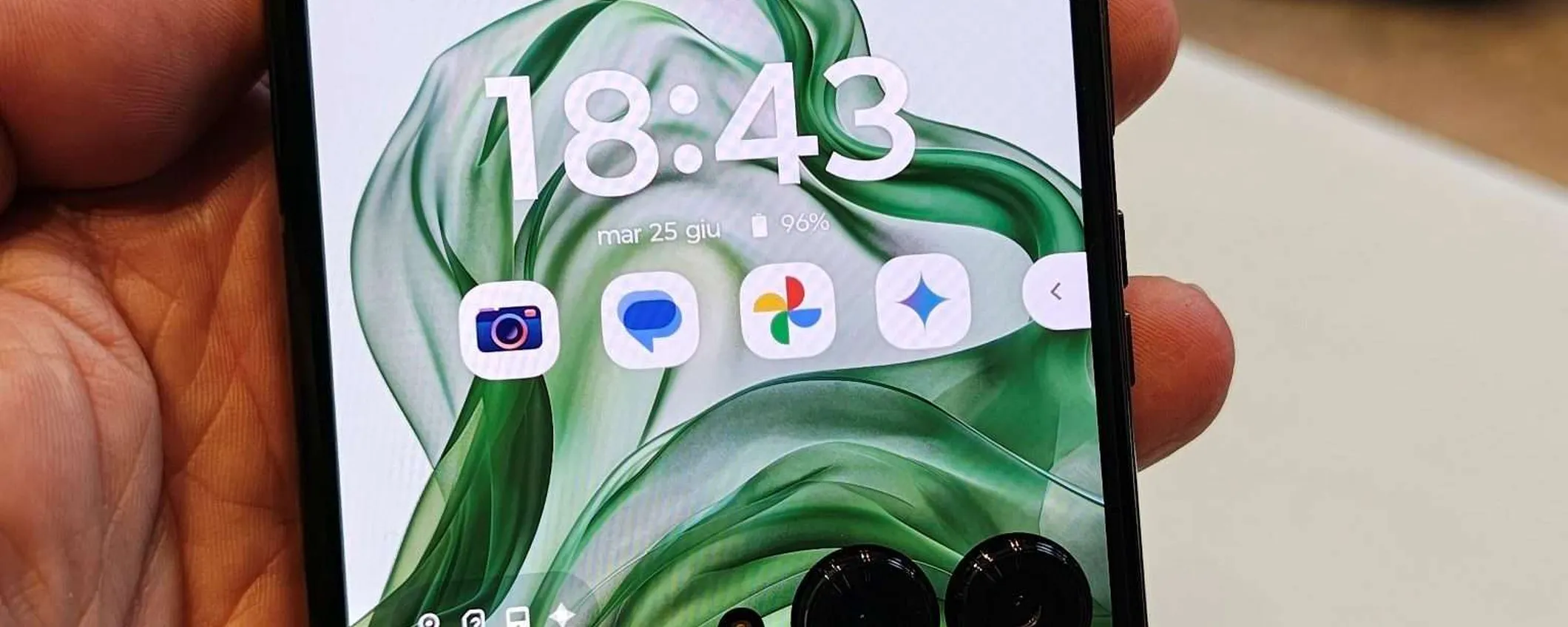 Motorola Moto razr 50 Ultra: il miglior flip si migliora ancora