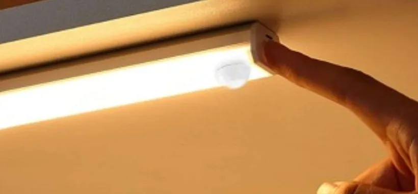 Luce in barra a 5,99€: WIRELESS, automatica e super VERSATILE (Amazon)