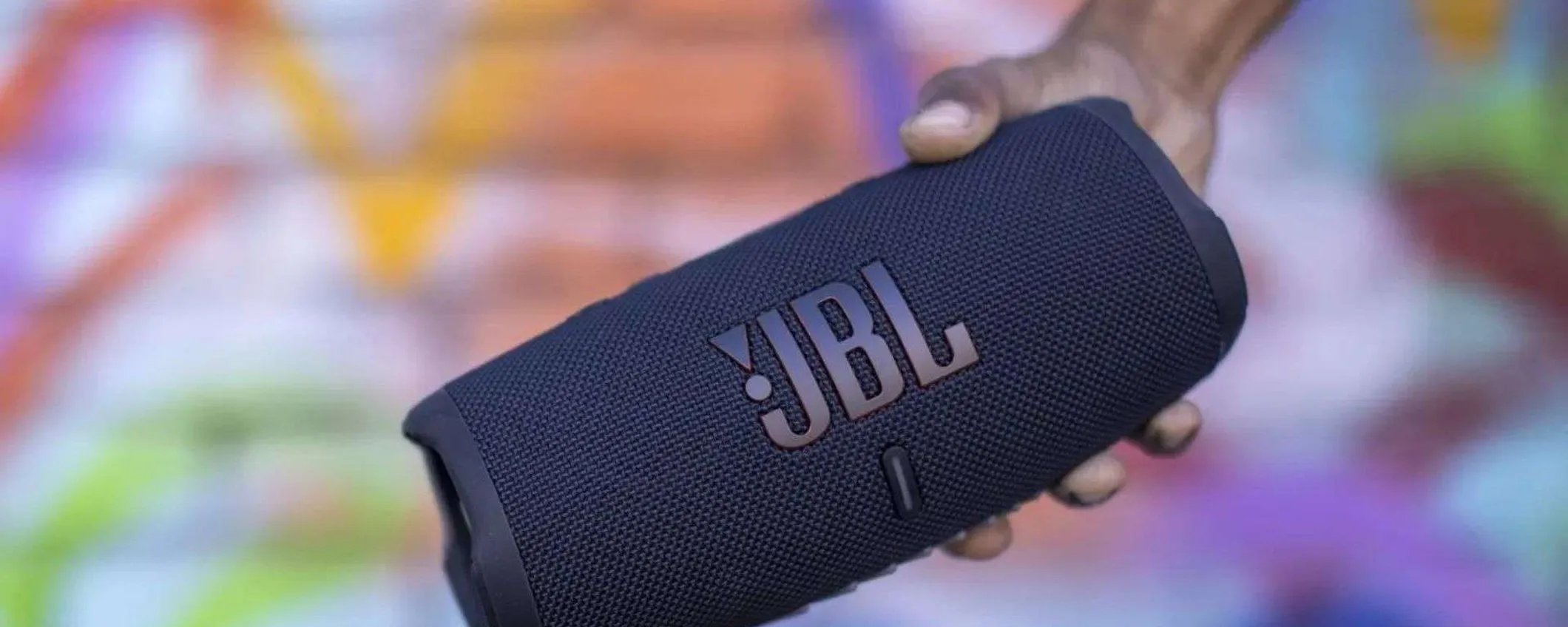 Bassi potenti e tanta autonomia: il JBL Charge 5 è in offerta con il 37% di scono
