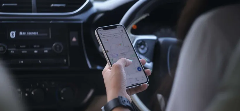 Smartphone in auto? Ecco come utilizzarlo senza rischiare multe o patente