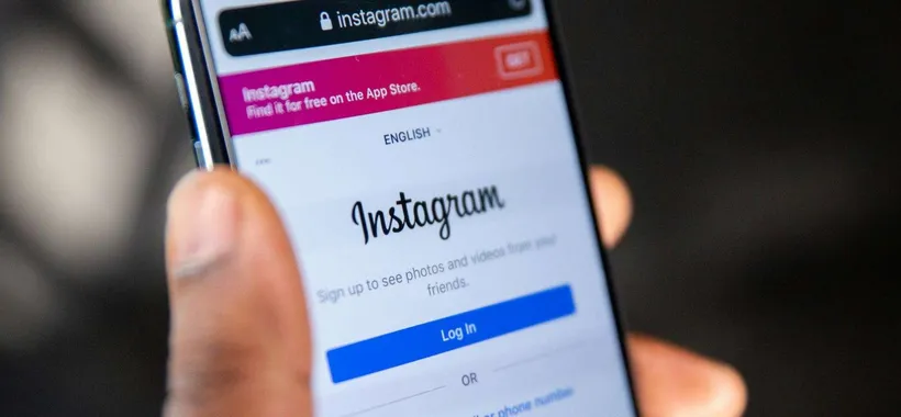 Instagram blocca migliaia di profili: utenti su tutte le furie