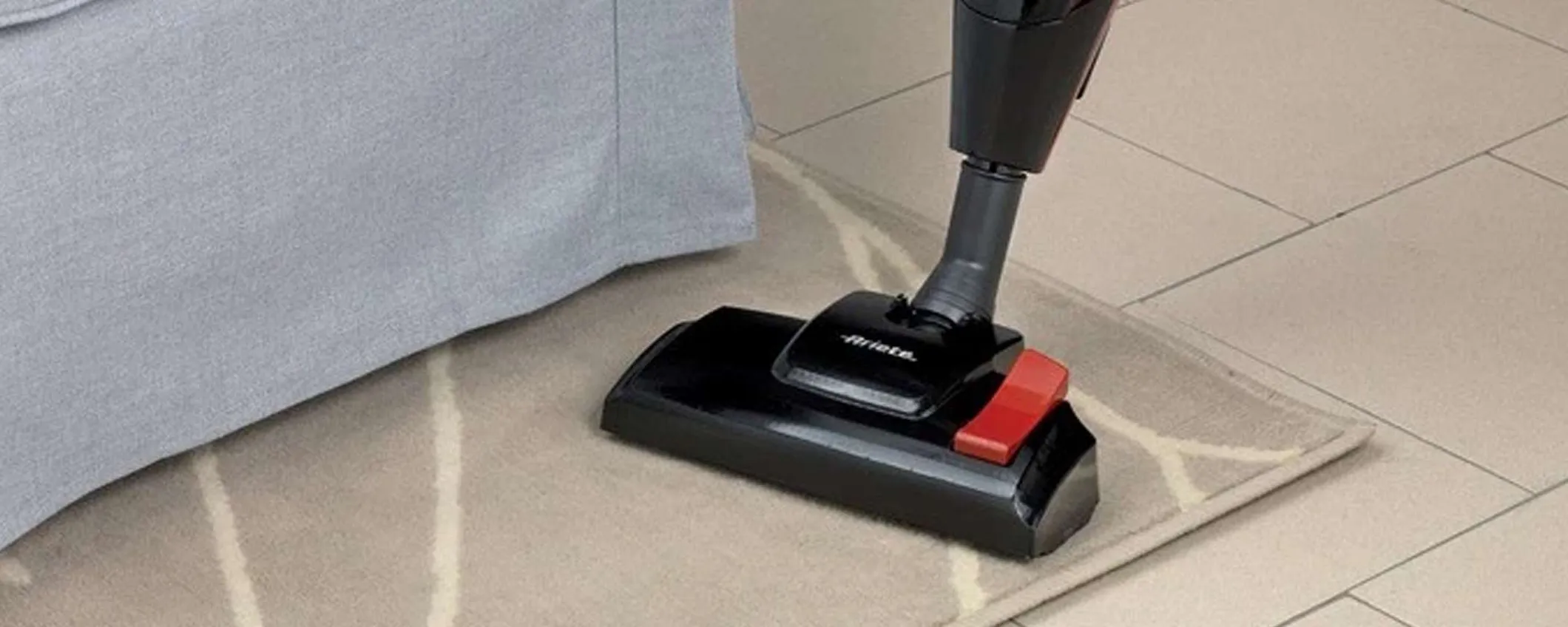 Pulizie pratiche a prezzo economico: scopa elettrica 2 in 1 Ariete in offerta a meno di 50€