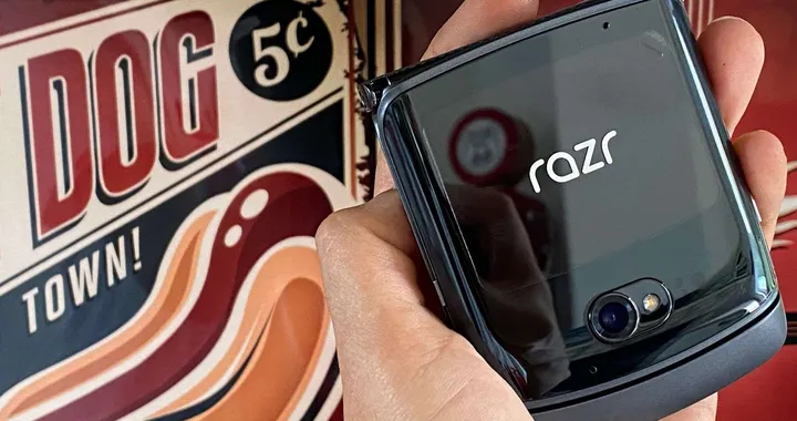 Motorola Razr 5G: il nostro unboxing (FOTO)