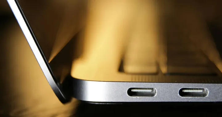 Perché il tuo laptop non si ricarica con tutte le porte USB-C: l'errore che fanno in molti