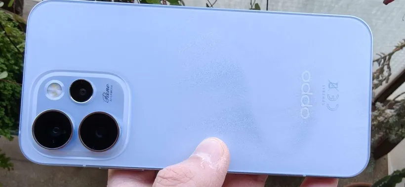 Stanco dei telefoni enormi? Reno15 Pro è la svolta compatta che aspettavi | Recensione