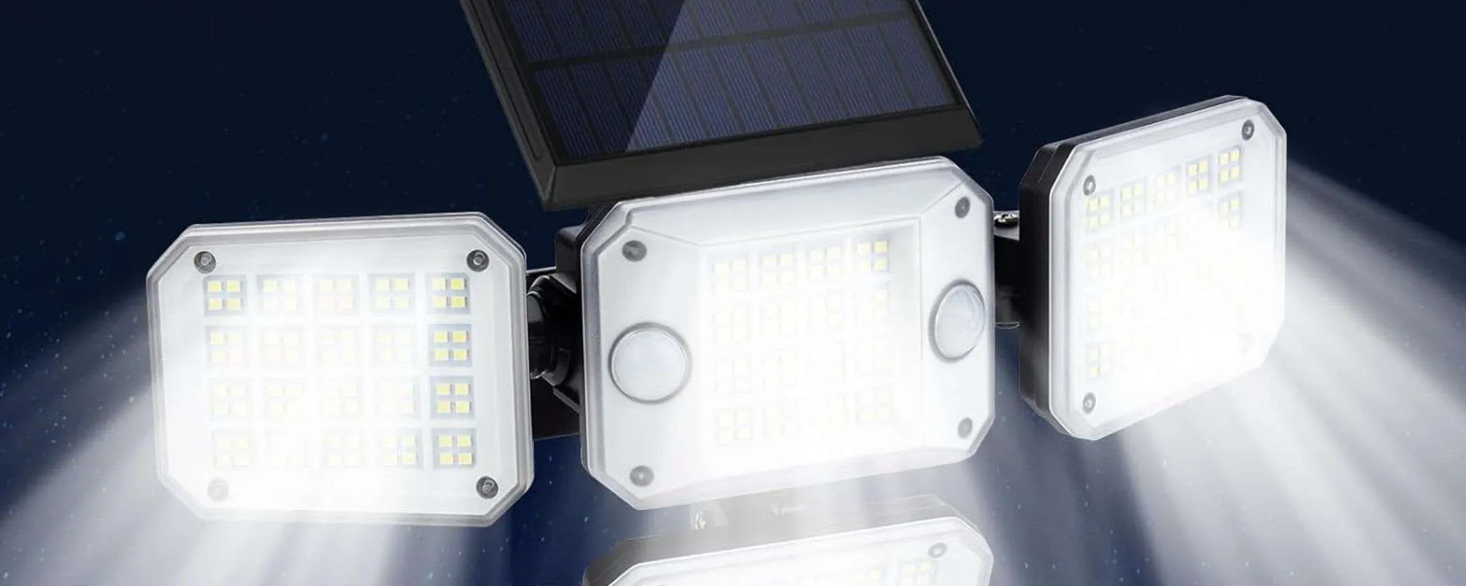 Questa luce solare da 3500 lumen ILLUMINA a giorno: 4 teste e 296 LED (22€)