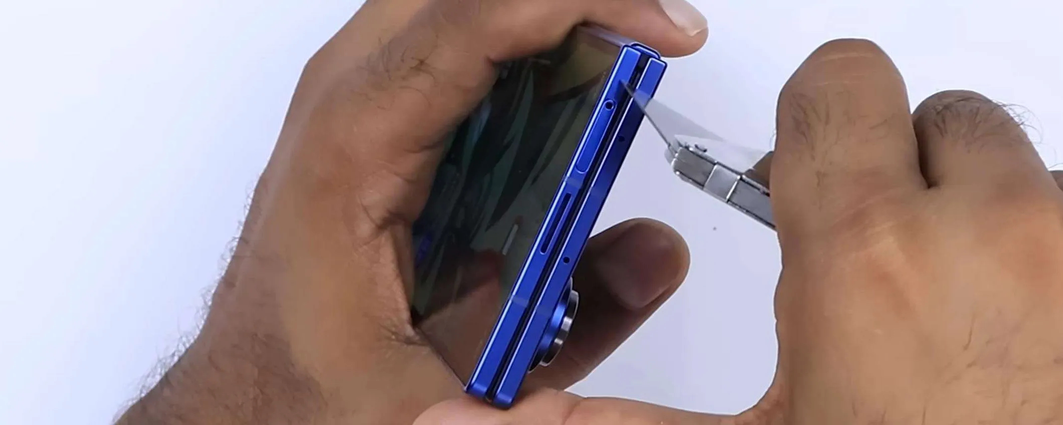 Samsung Galaxy Z Fold 7 viene messo a dura prova in questi test di resistenza