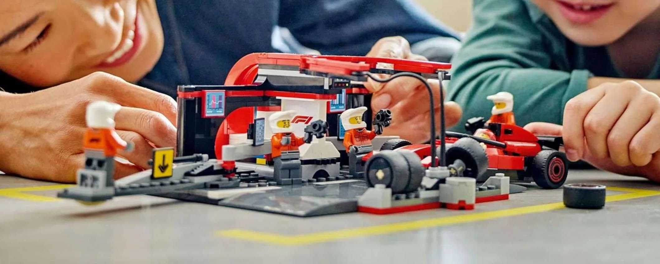 Idea regalo per Pasqua? Il set LEGO City Pit Stop e Meccanici con monoposto Ferrari