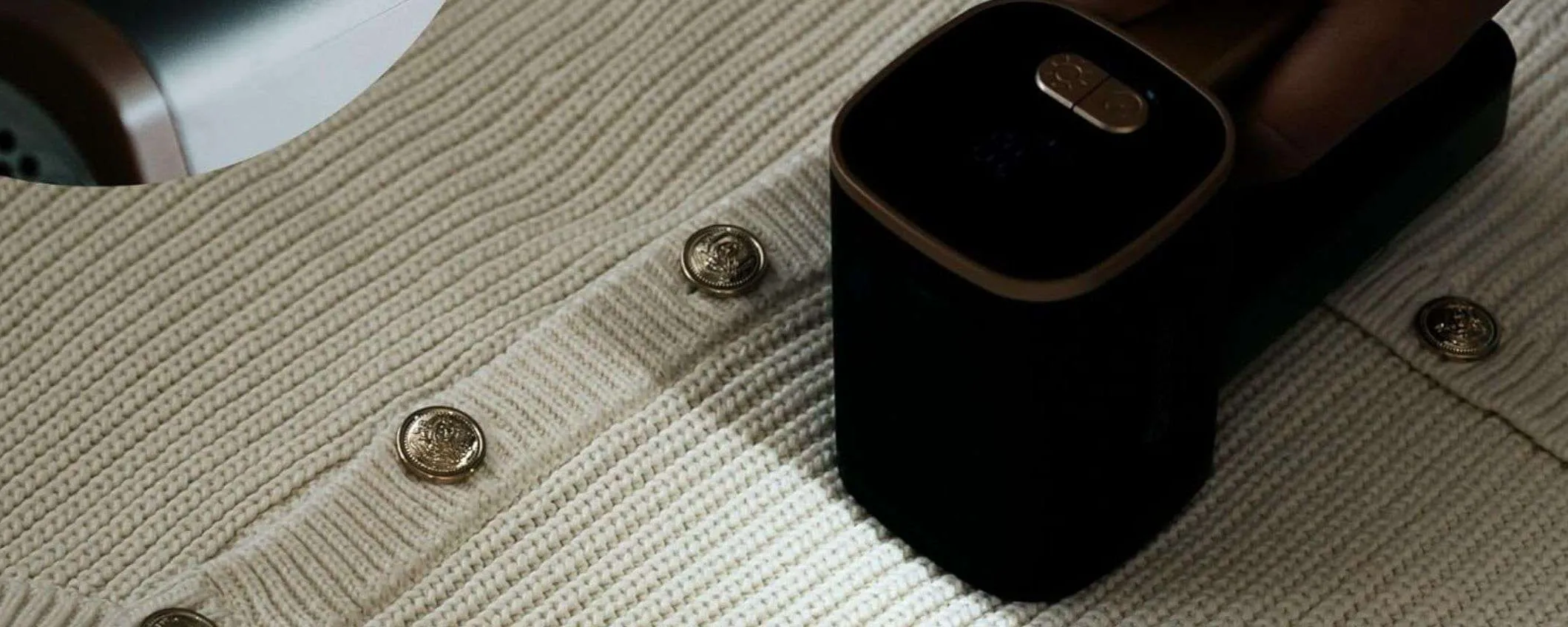 Vestiti come nuovi in pochi secondi: il levapelucchi elettrico WiredLux oggi è in super sconto