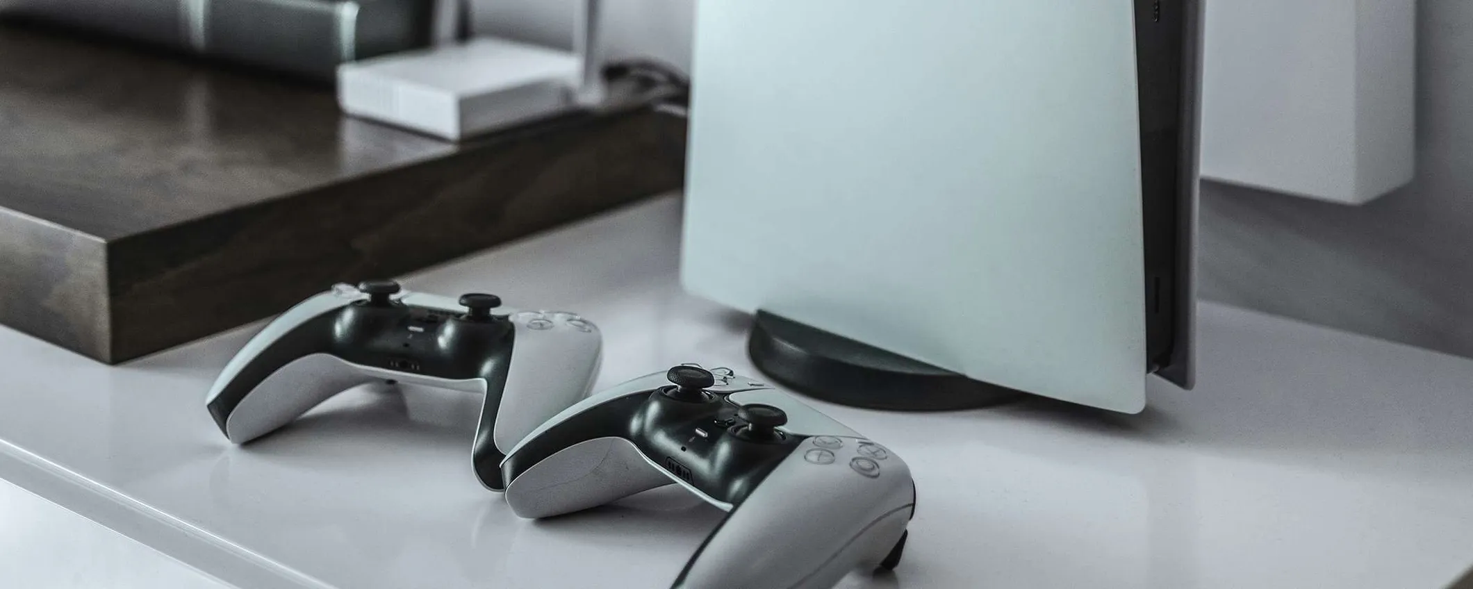 PlayStation 5 Digital con due controller: oltre 100€ di sconto IMMEDIATO