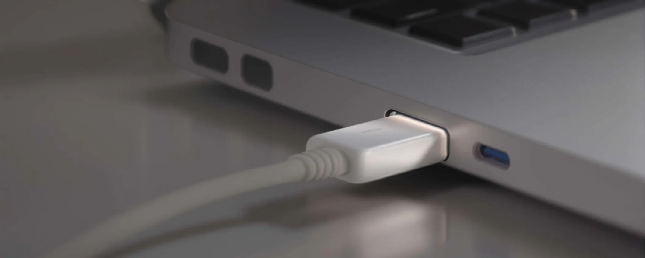 Apple toglie il caricatore dai MacBook in Europa: cosa cambia per chi compra