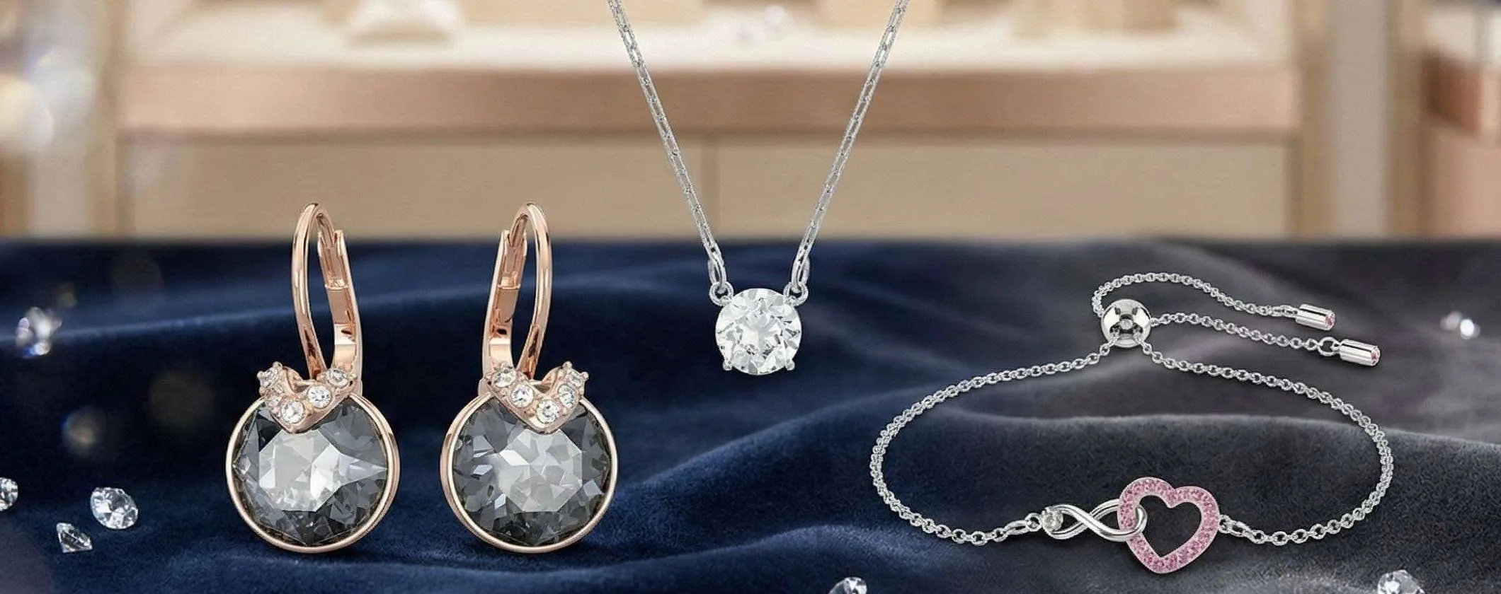 Gioielli Swarovski a prezzi ASSURDO per Natale: lusso e scintillio a meno di 60€