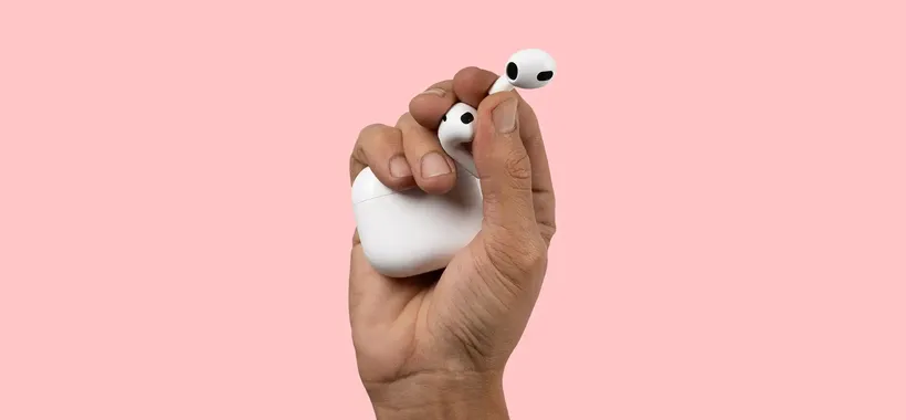 Gli AirPods con fotocamere e Siri AI arriveranno nel 2027, con iPhone 20