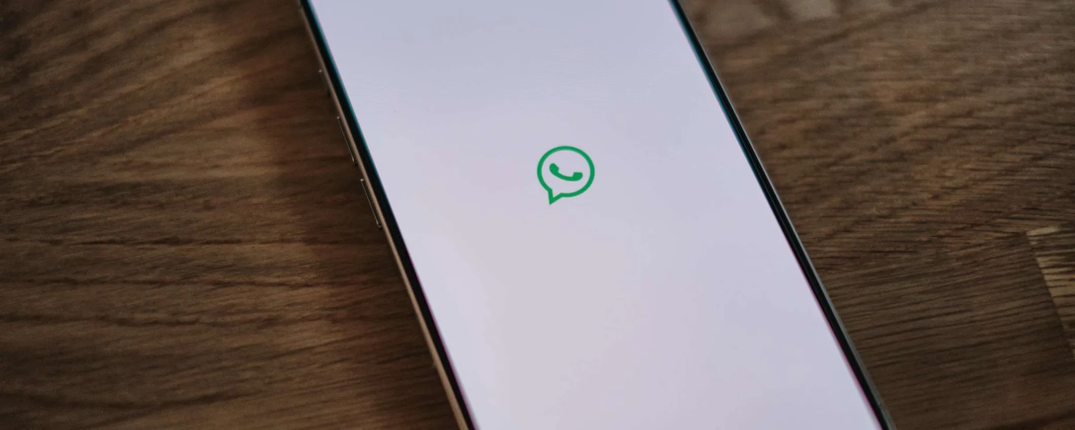 WhatsApp testa gli sfondi animati nelle chat su iPhone