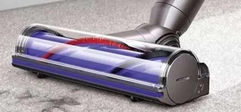 Dyson V8 Advanced DISINTEGRA lo sporco ed è in mega sconto (-100€)