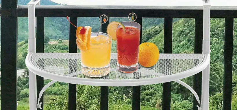Tavolino pieghevole da balcone: lo appendi alla ringhiera, in SCONTO su Amazon (-25%)