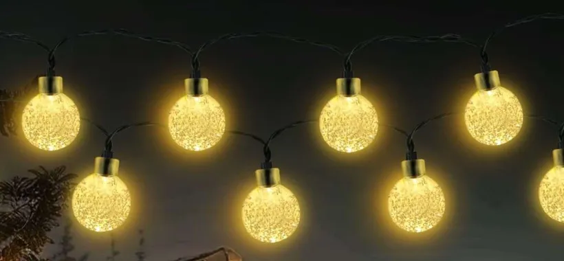 Catena luminosa solare a 9€: lunga 8 metri e con 30 lampadine, STREPITOSA