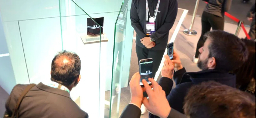 Smartphone pieghevoli: arte, sacralità e mistero