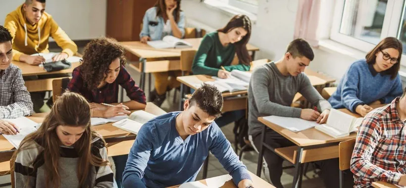 Estorsioni sessuali tramite deepfake: scuole obbligate a rimuovere le foto degli studenti dal web