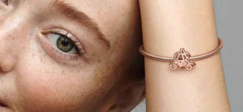 Pandora svende i suoi gioielli: sconti fino al 50% su charm, anelli e bracciali