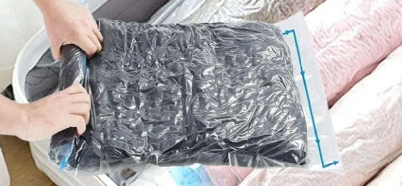 Spazio in valigia triplicato con il sottovuoto a mano: GENIALATA (6 a 10,99€)