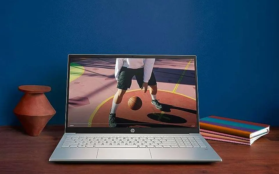 HP Pavilion Plus 14 in offerta su Amazon: schermo OLED 2,8K e Intel Core i7