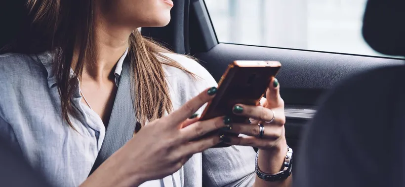 Soffri di mal d'auto? Questo nuovo smartphone HONOR ha una funzione apposita