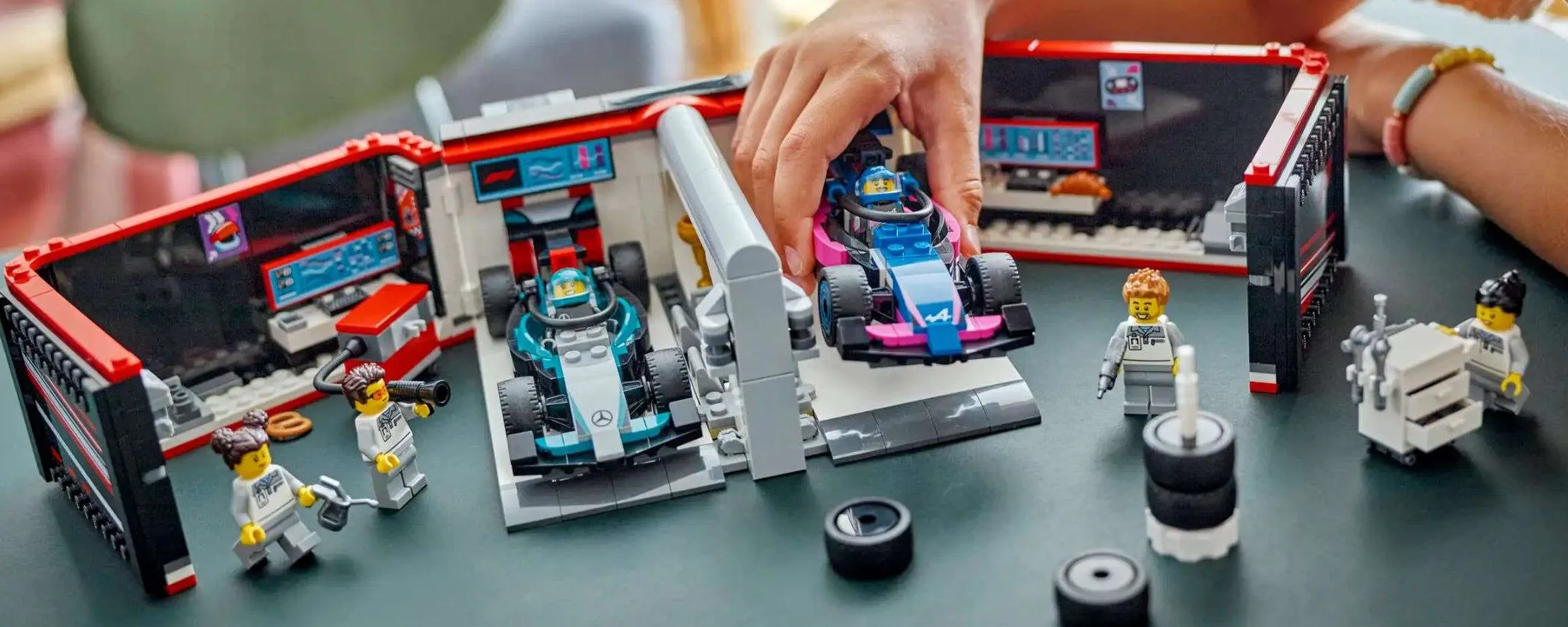 Il set LEGO F1 Garage con monoposto Mercedes e Alpine è in offerta su Amazon (-19%)