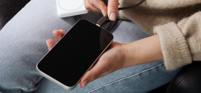 Lasci il telefono in carica tutta la notte? Ecco cosa succede davvero alla batteria
