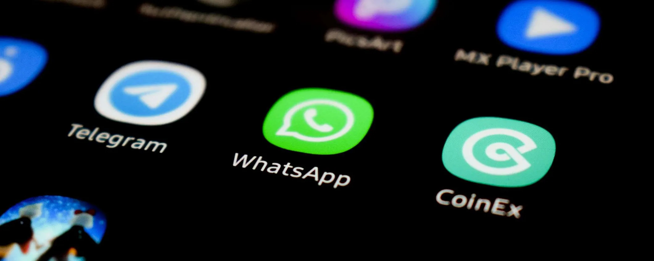 WhatsApp porta il design Liquid Glass nelle chat iPhone