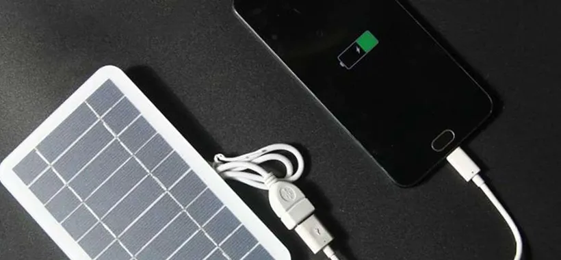 Pannello solare USB a 10€: ricarichi lo smartphone dappertutto (-50%)