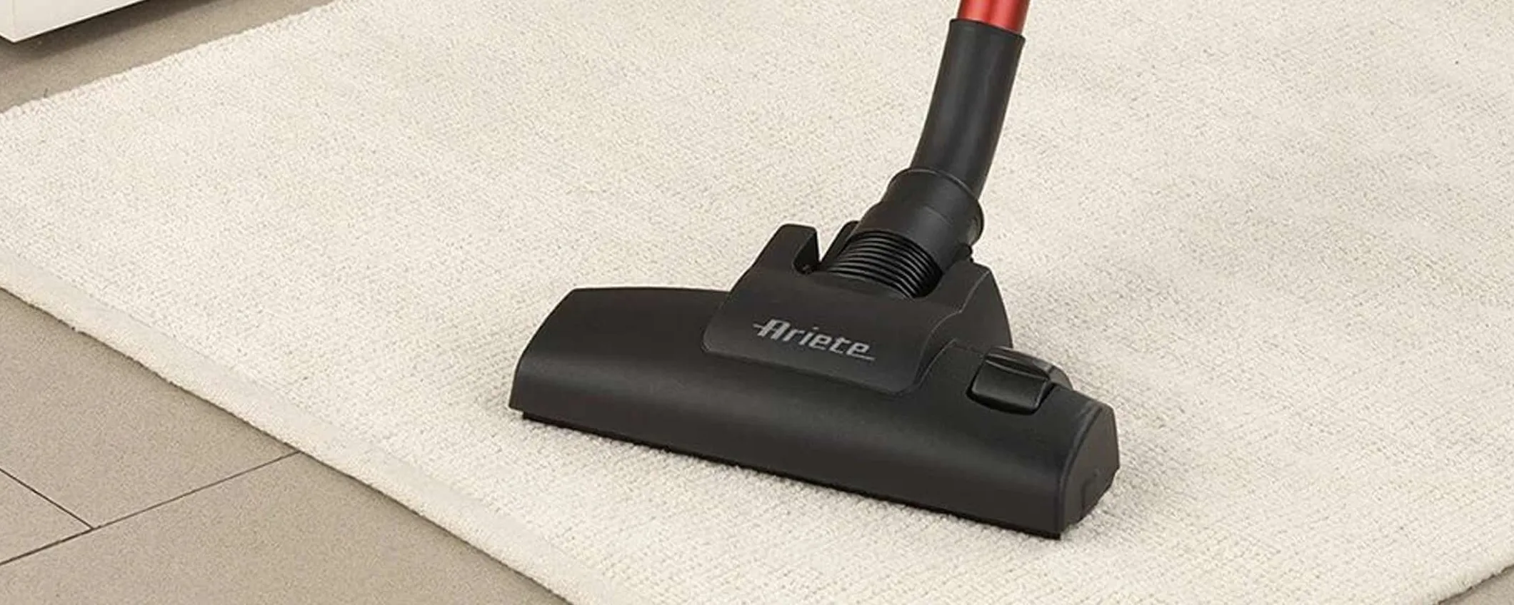 Scopa elettrica Ariete 2 in 1 che pulisce anche i tappeti: l'offerta è IMPERDIBILE