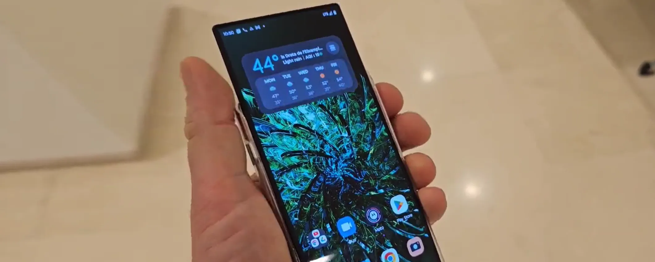 Motorola vuole anticipare Samsung: è in arrivo lo smartphone arrotolabile