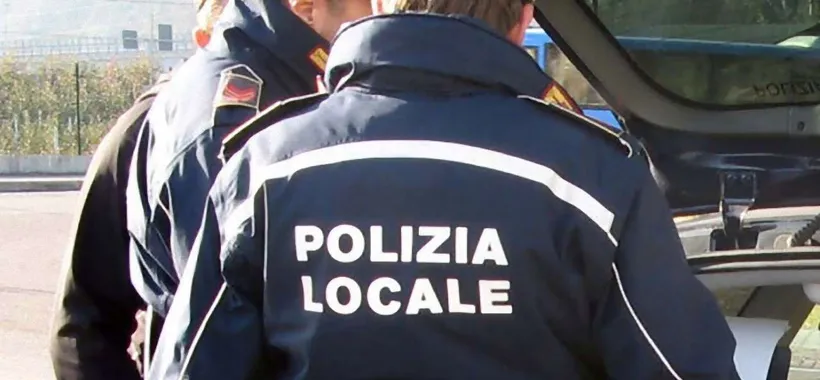 Codice della strada, nuove norme in vigore: niente tablet mentre si guida