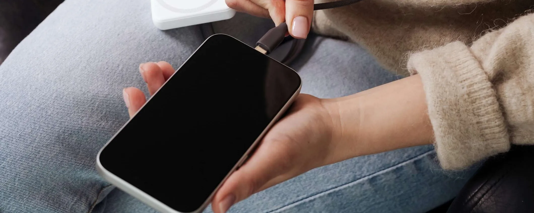 Lasci il telefono in carica tutta la notte? Ecco cosa succede davvero alla batteria