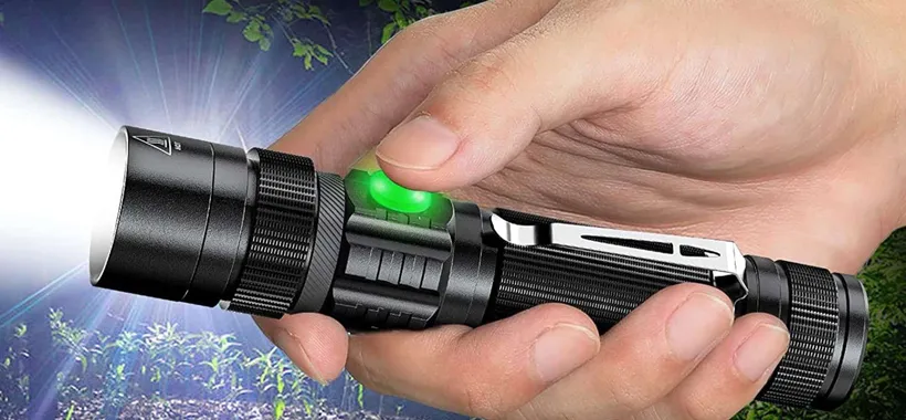 Luminosissima torcia ricaricabile a 9€: luce fino a 300 metri, SPETTACOLARE