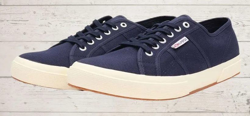 Scarpe Superga, la BOMBA è su Amazon: sconto fino al 56% (si parte da 26,50€)