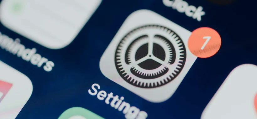 Apple chiude una falla di Signal su iPhone: iOS 26.4.2 blocca il recupero dei messaggi cancellati
