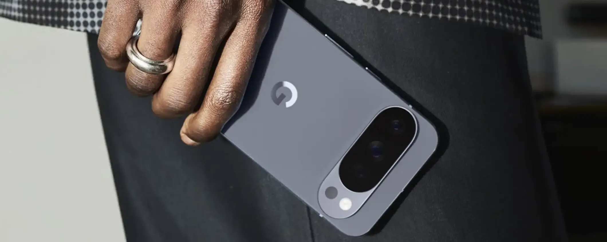 Pixel 10, la fotocamera trema: Google conferma tutto, utenti furiosi