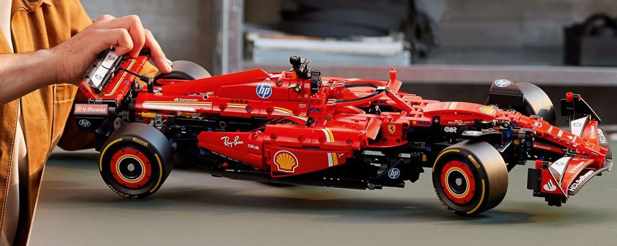 Set LEGO Technic Ferrari SF-24 in scala 1:8 in maxi sconto Amazon: il regalo di Natale definitivo