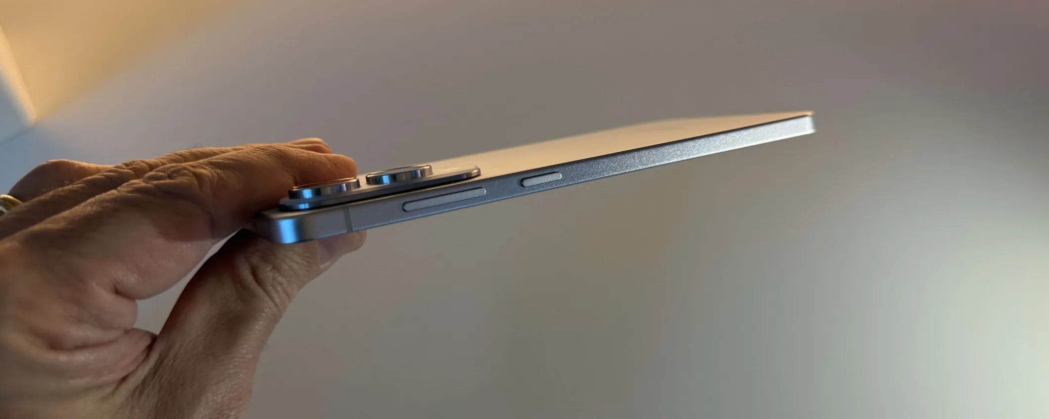 Galaxy S25 Edge ufficiale: il nuovo Samsung è ultrasottile, in titanio e con AI integrata