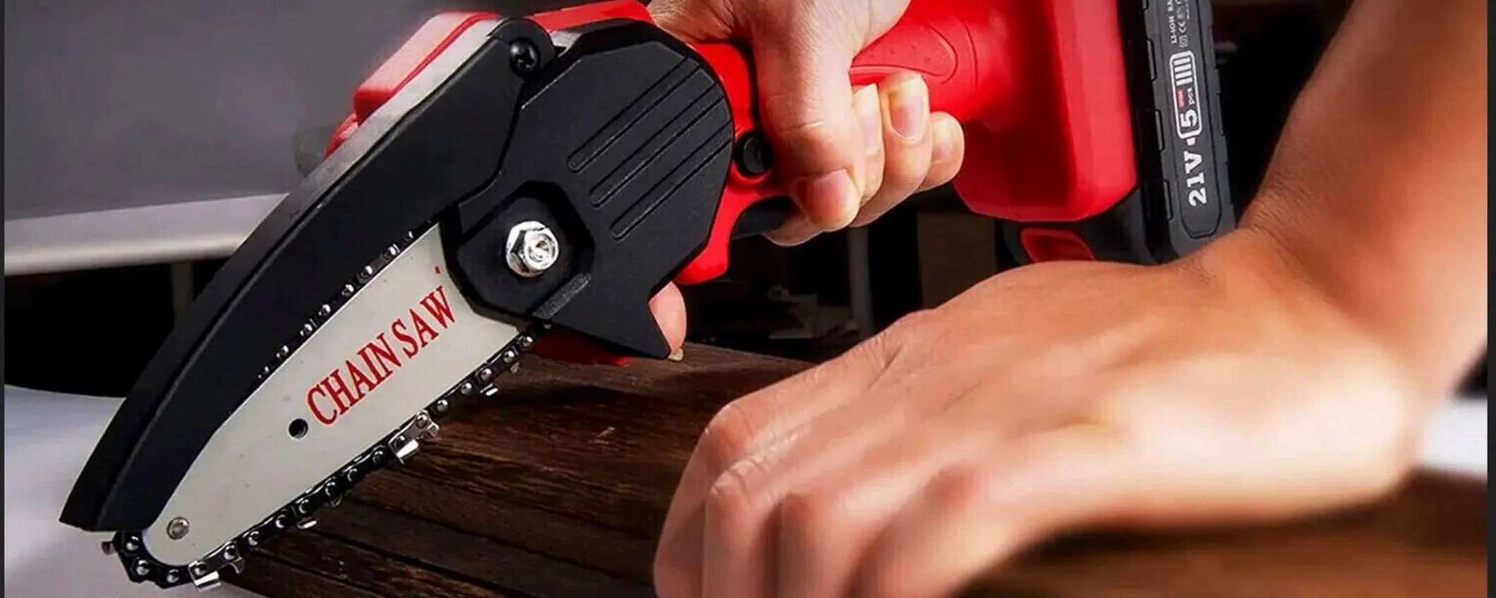 Motosega a 24,99€ con 2 batterie e valigetta: potature eccezionali, promo WOW