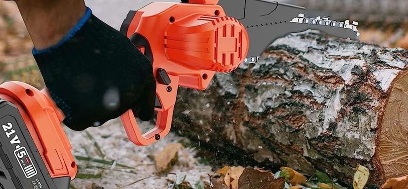 Motosega wireless con 2 batterie: prezzo SHOCK su Amazon (39€)