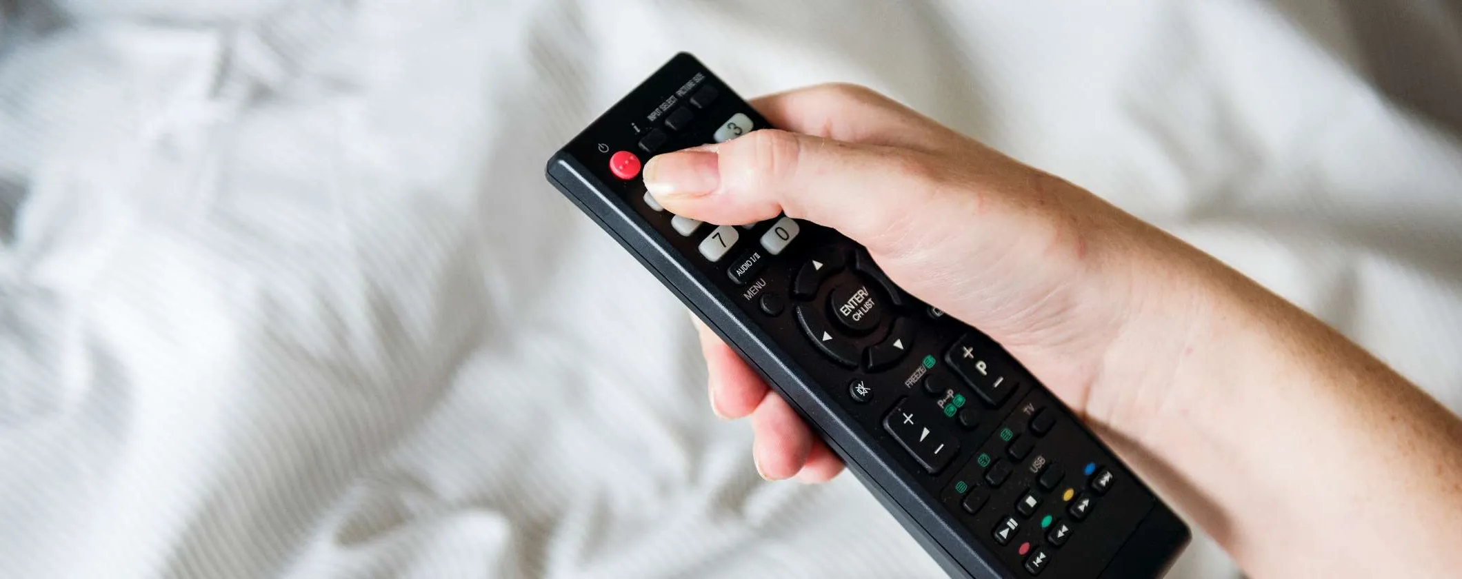 Il telecomando della tua tv ha dei riferimenti nascosti: scopri quali sono