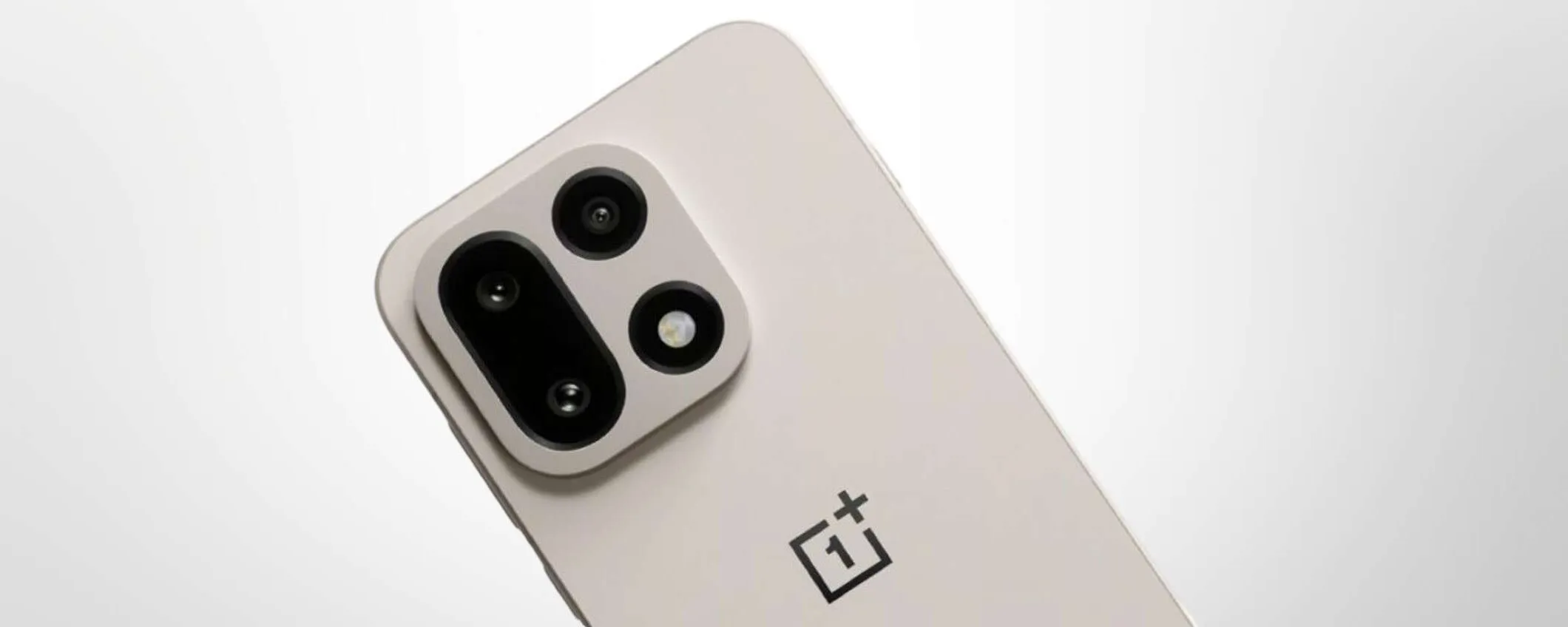 OnePlus 16 punta in alto: il display a 165Hz non basta più