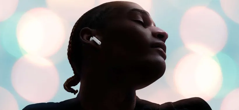 Apple AirPods 4 con audio spaziale personalizzato e chip H2 al 20% in meno
