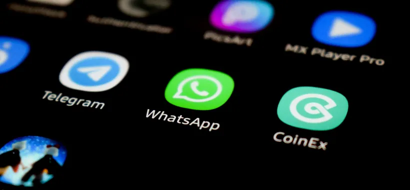 WhatsApp porta il design Liquid Glass nelle chat iPhone
